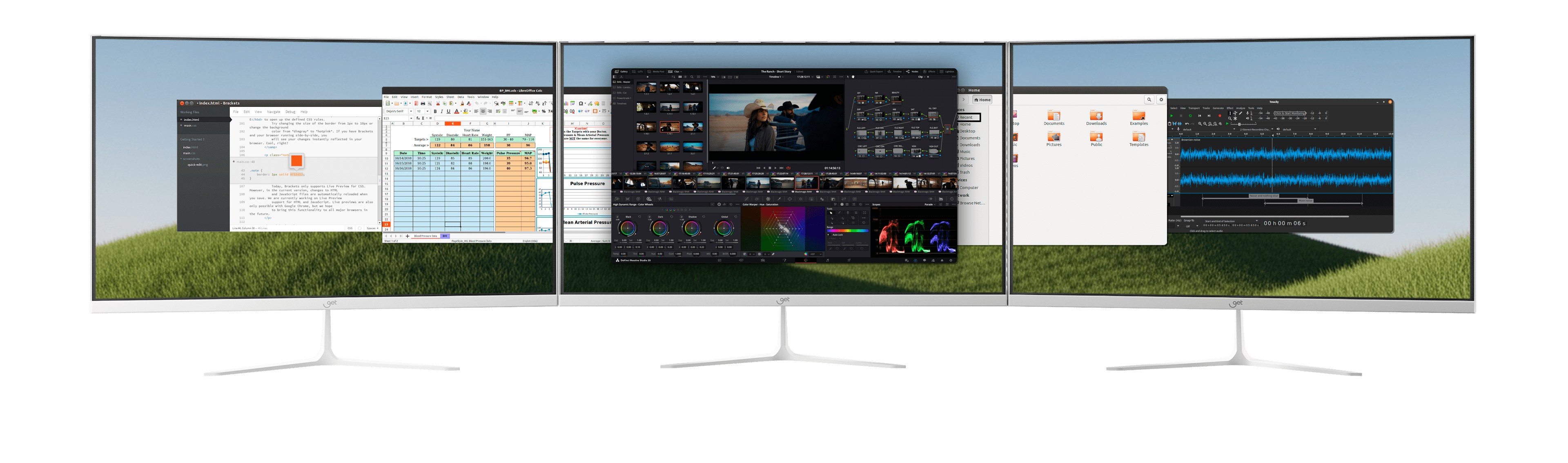 Três monitores lado a lado exibindo um setup de trabalho produtivo.