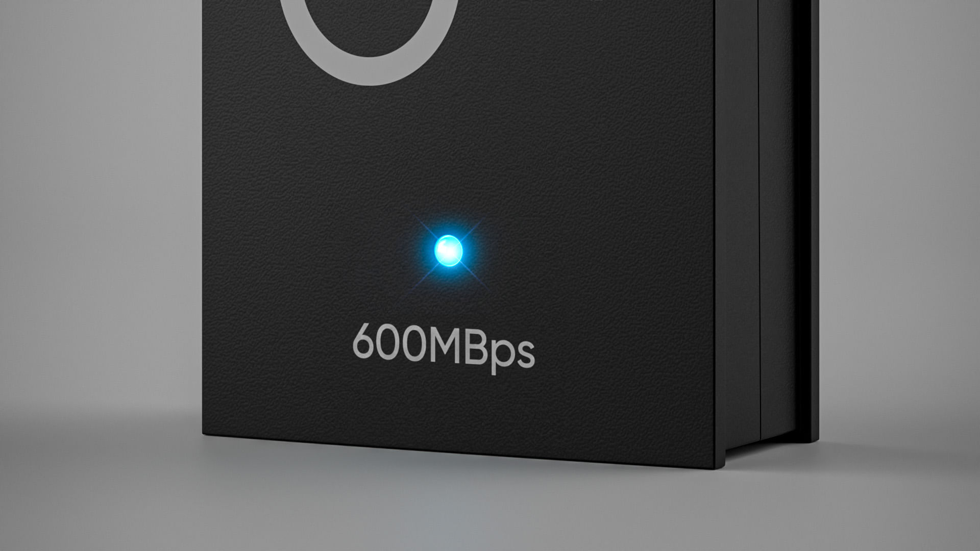 Adaptador Wi-Fi conectado a uma porta USB com o LED azul de status aceso.