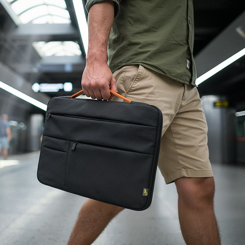 Case sendo transportado em uma mochila.