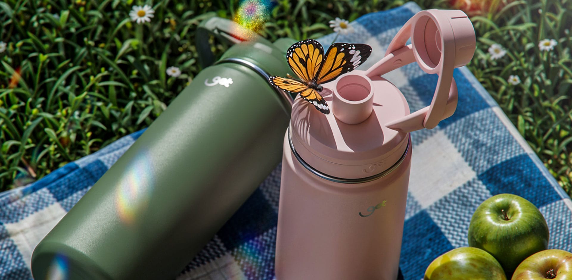 Pessoas conectando seus smartphones e tablets a uma rede Wi-Fi gerada pelo adaptador Goldentec.