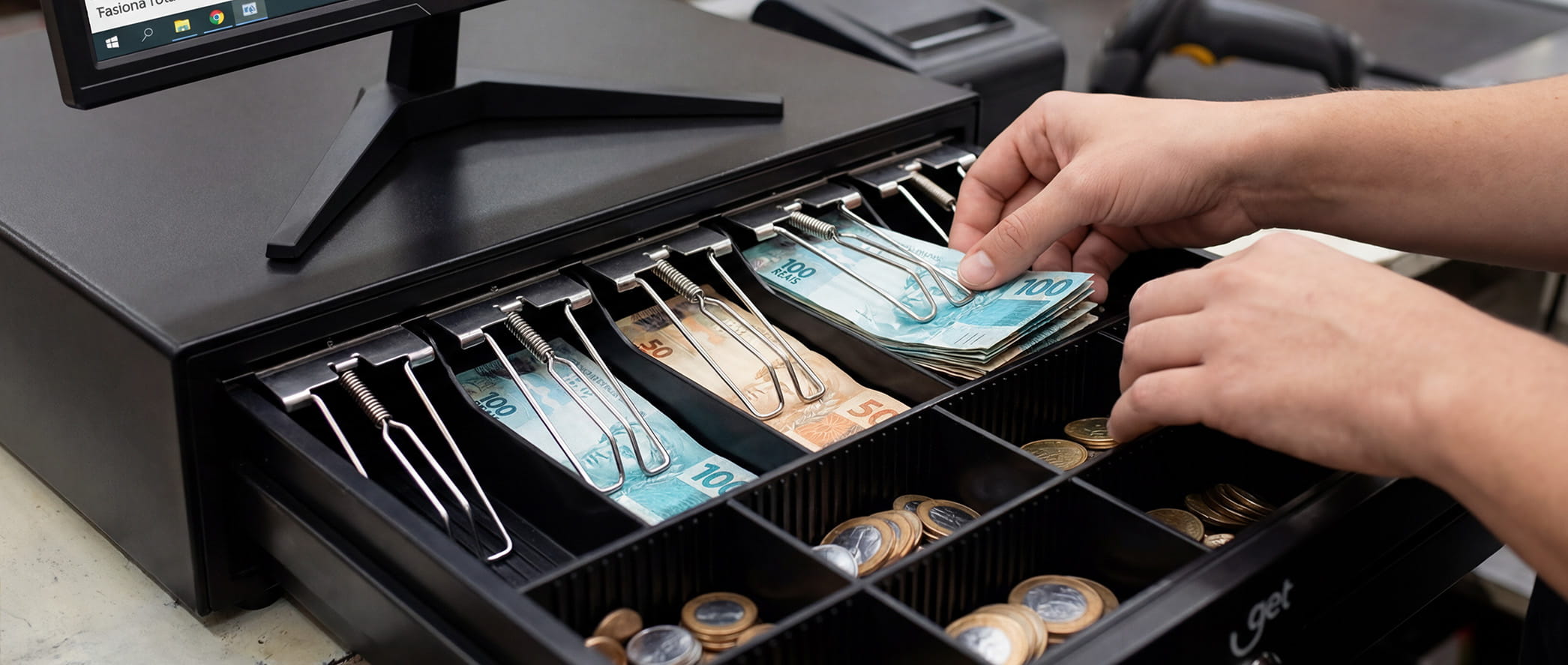 Pessoas conectando seus smartphones e tablets a uma rede Wi-Fi gerada pelo adaptador Goldentec.