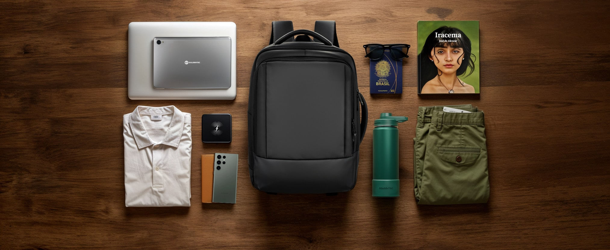 Mochila e itens organizados sobre a mesa