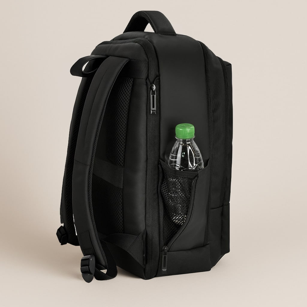 Detalhe do bolso lateral com garrafa