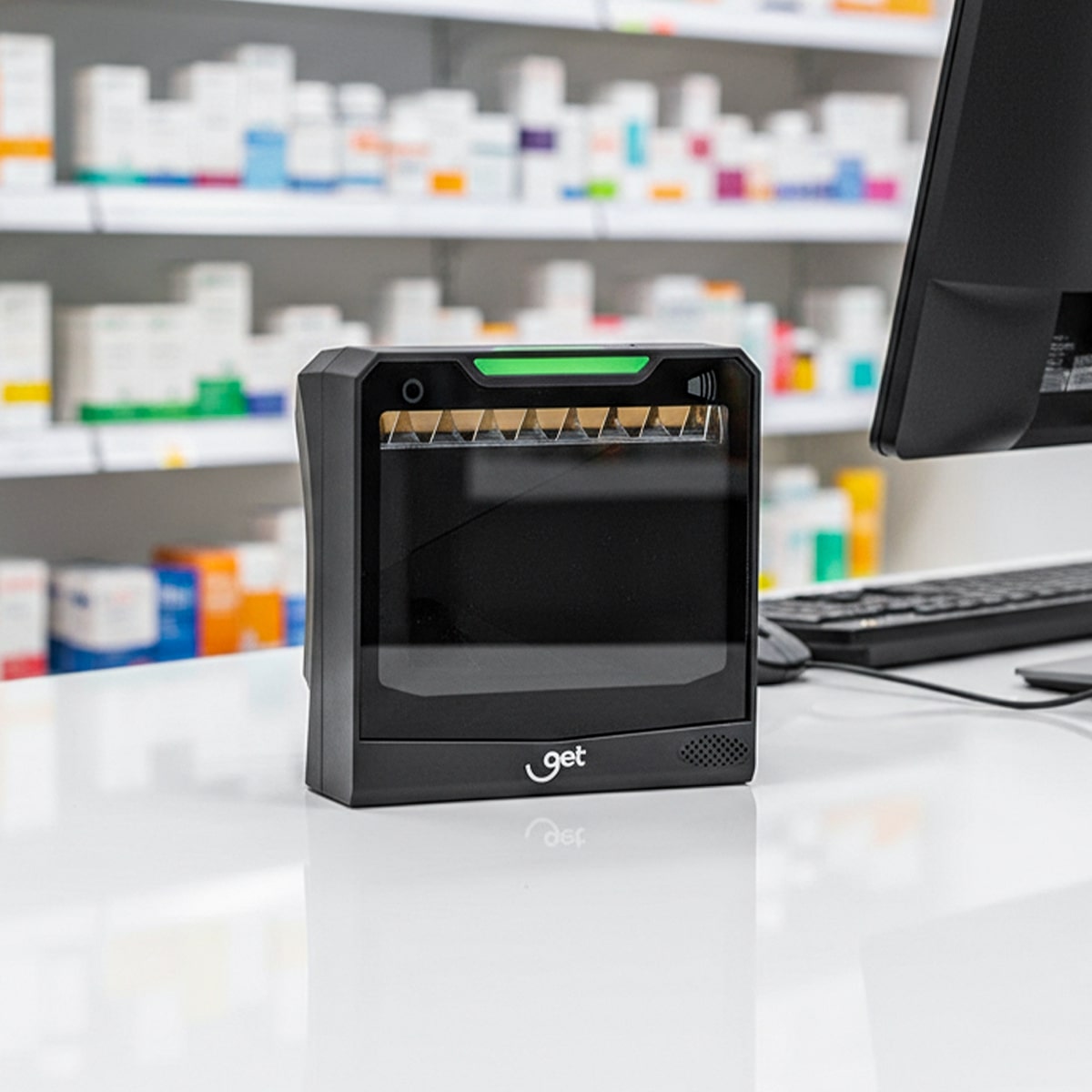 O adaptador Wi-Fi Goldentec sendo segurado entre os dedos para mostrar seu design compacto e portátil.