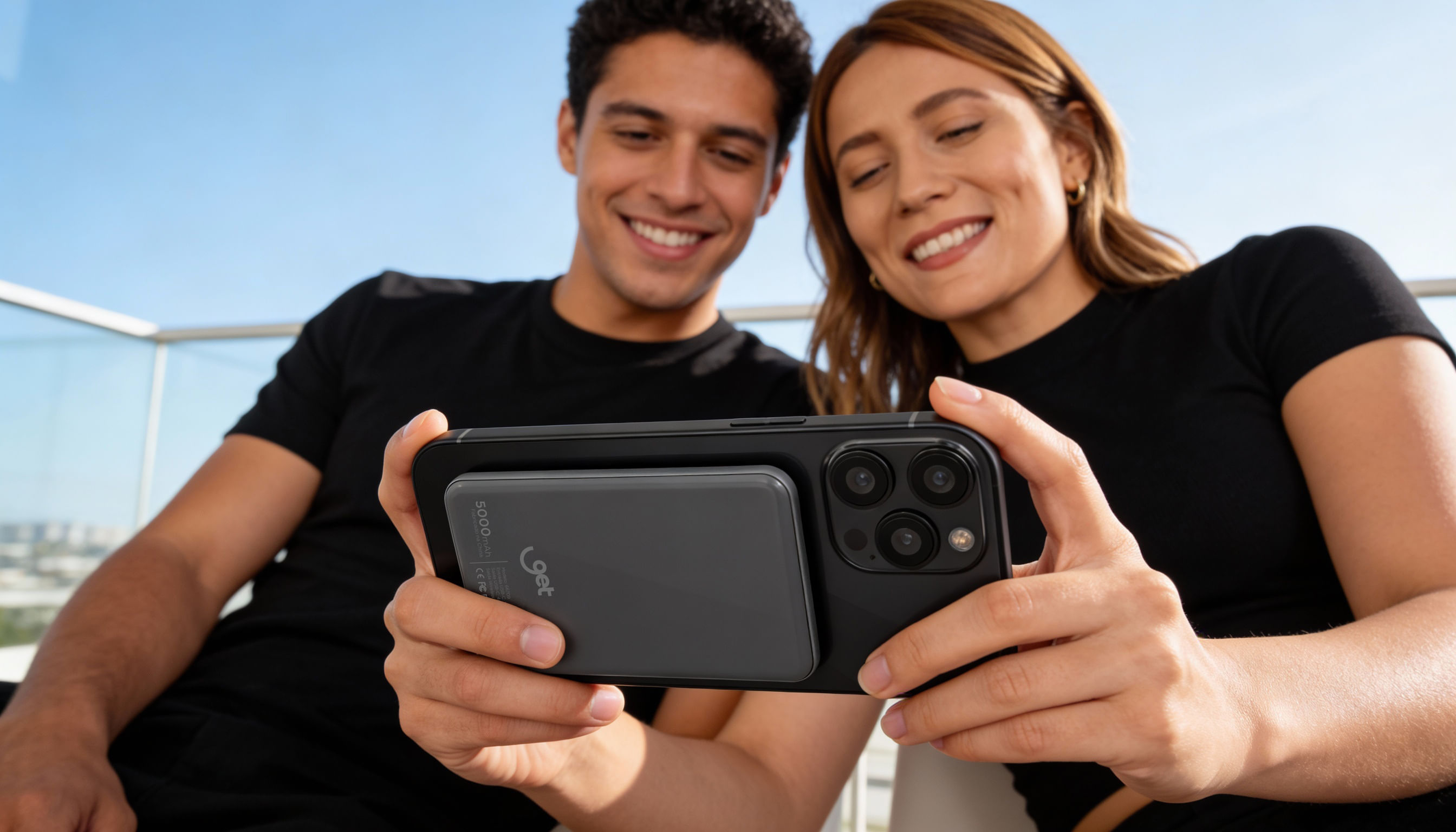 Pessoas praticando vôlei de praia.