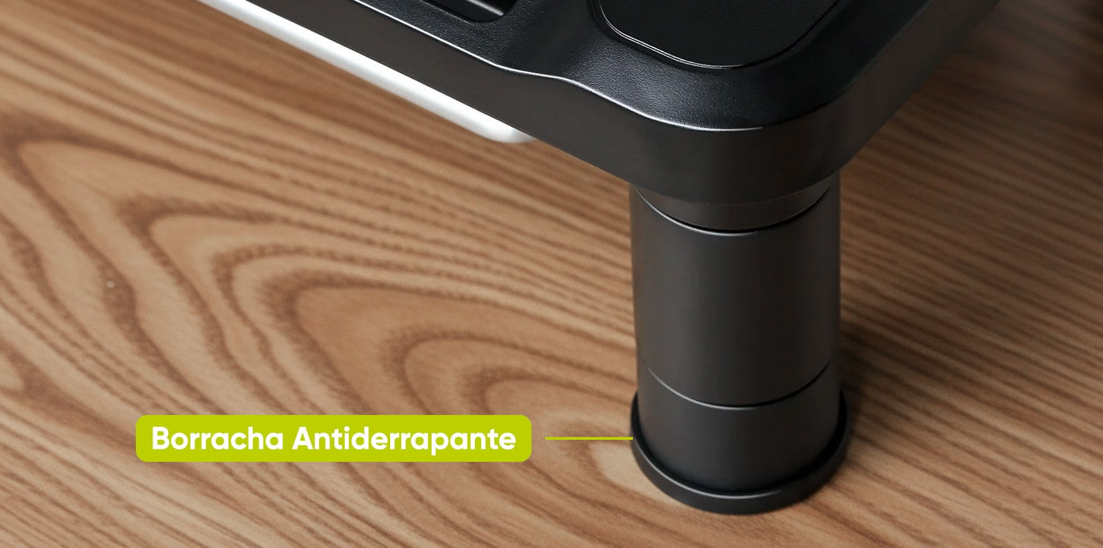 Suporte de monitor em uso com teclado e mouse