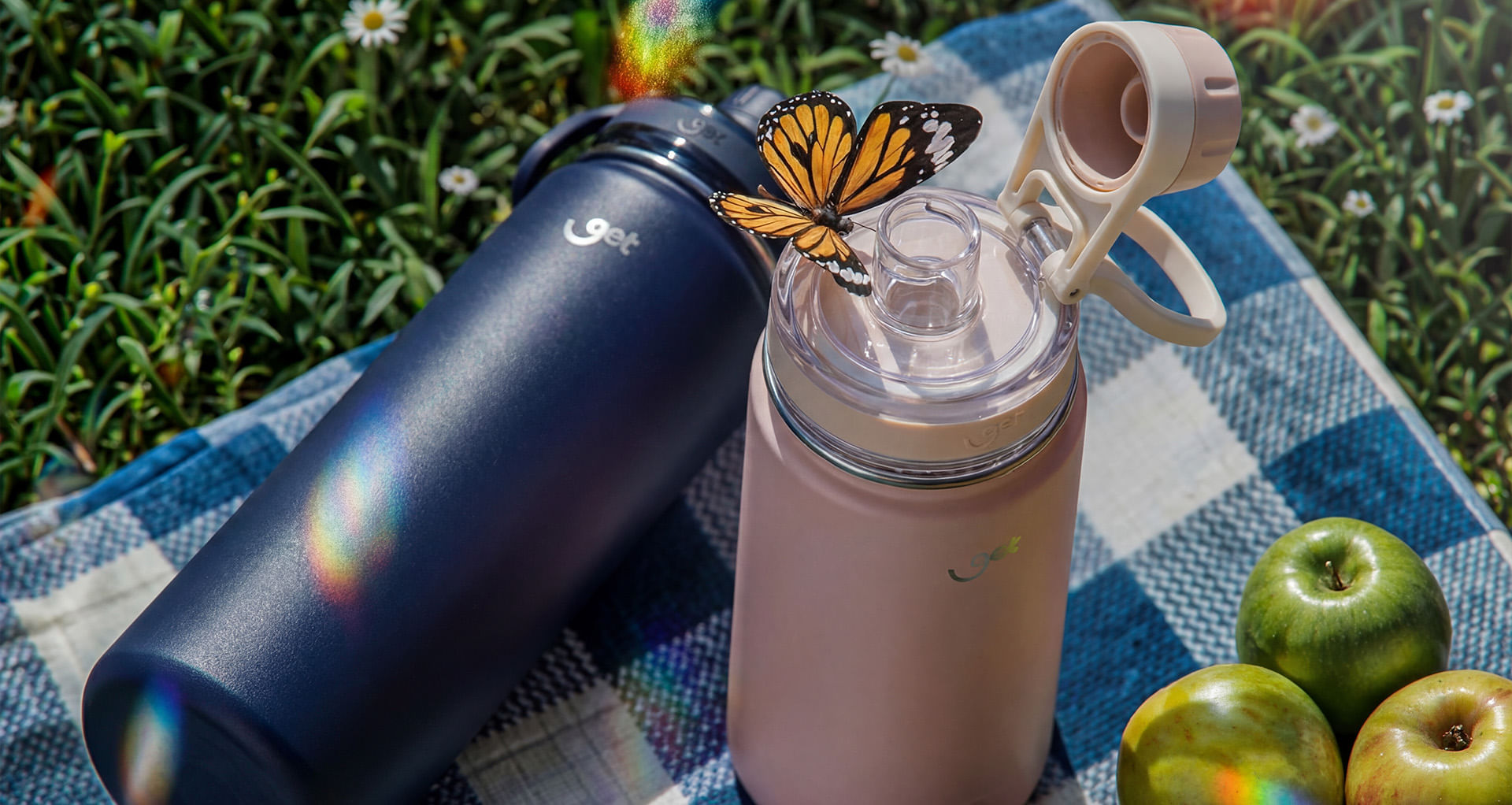 Copo térmico em ambiente lifestyle, demonstrando durabilidade.