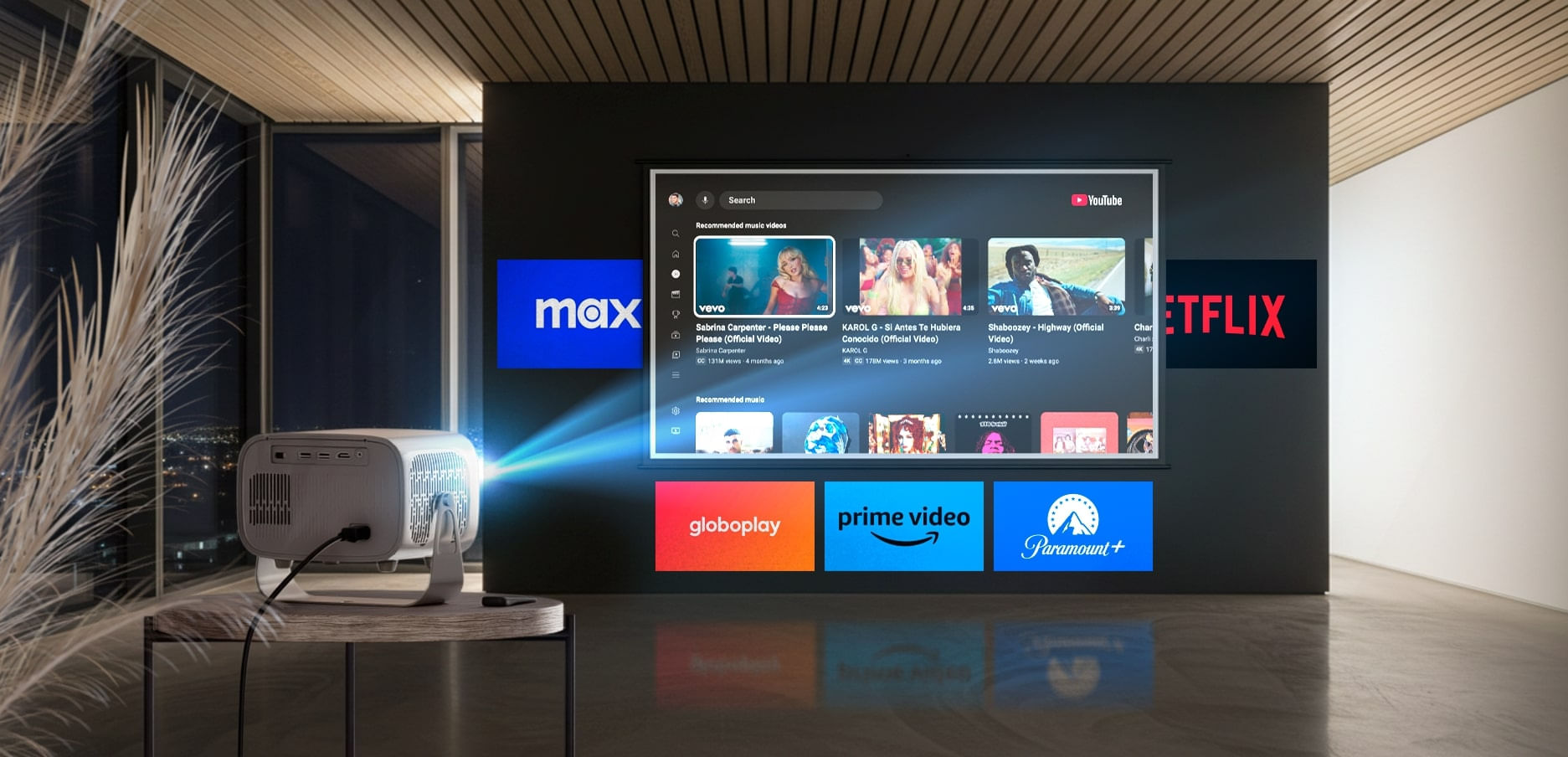 Projetor exibindo uma imagem nítida em uma sala de reuniões iluminada.